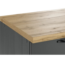 Detailansicht einer Kommode mit Holzoberfläche und Griff