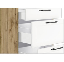 Detailaufnahme eines Möbelschranks mit offenen Schubladen und Holzstruktur