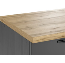 Detailansicht eines Unterschranks mit Holzplatte