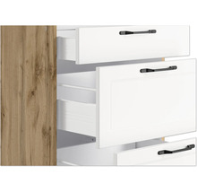 Schrank mit offenen Schubladen und schwarzen Griffen