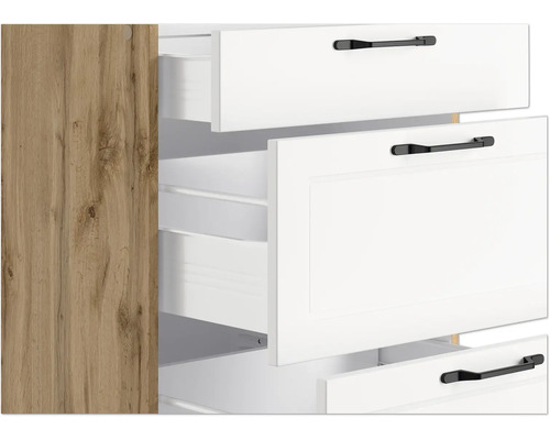 Schrank mit offenen Schubladen und schwarzen Griffen