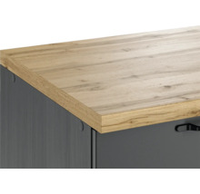 Detailansicht eines Möbels mit Holzplatte und grauer Front