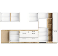 Küchenzeile mit Hänge- und Unterschränken in Holzoptik und Weiß