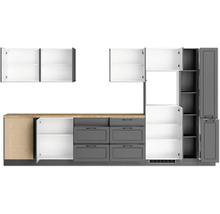 Küchenzeile mit offenen Schränken und Schubladen zur Küchenplanung