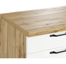 Detailansicht eines Sideboards mit Schubladen und Holzoberfläche