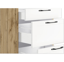 Kommode mit offenen Schubladen und schwarzen Griffen