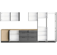 Küchenzeile mit Hängeschränken, Unterschränken und Schubladen