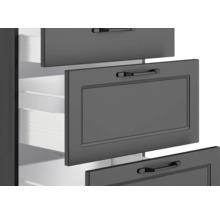 Detailansicht eines grauen Schubladenschranks mit teilweise geöffneten Schubladen