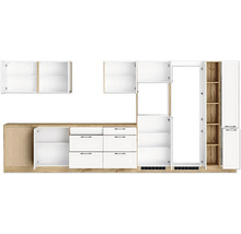 Küchenzeile mit Hängeschränken, Unterschränken und Hochschränken