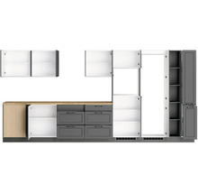 Küchenschränke mit offenen Türen und Schubladen