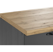 Detailansicht eines grauen Schranks mit Holzplatte