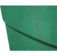 Detailansicht einer grünen Regentonne