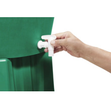 Ein grüner Regenwassertank mit einem weißen Wasserhahn wird von einer Hand bedient.