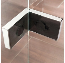 Detailaufnahme einer Glaswinkelverbindung mit Metalleinfassung.