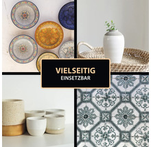 Collage mit Dekorationsgegenständen: Teller, Vasen und Fliesen