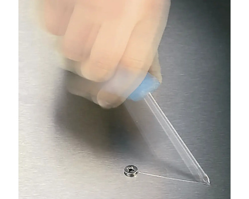 Auftragen von Klebstoff auf eine Schraube mit einer Pipette