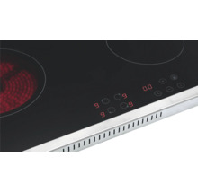 Detailansicht eines Glaskeramikkochfelds mit digitaler Anzeige und Bedienfeldern