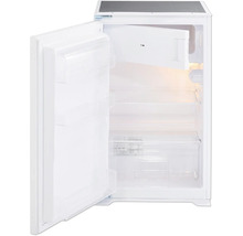 Geöffneter, weißer Kühlschrank mit Regalen