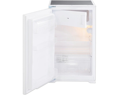 Geöffneter Kühlschrank mit Fächern