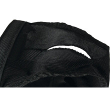 Detailaufnahme eines schwarzen Gewebes mit Öffnung