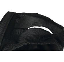 Detailaufnahme eines schwarzen Textilgewebes mit Öffnung