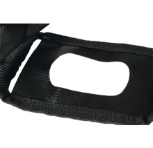 Detailaufnahme eines Tragegriffs aus Textil mit Aussparung