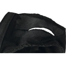 Detailaufnahme eines schwarzen Stoffes mit einem Einschnitt