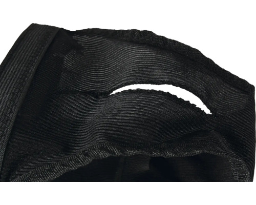 Detailaufnahme eines schwarzen Stoffes mit einem Einschnitt