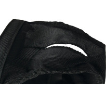 Detailaufnahme eines schwarzen Stoffes mit einer Aussparung