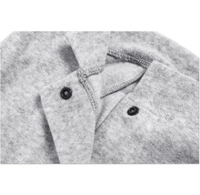 Detailansicht eines grauen Bademantels mit Druckknöpfen