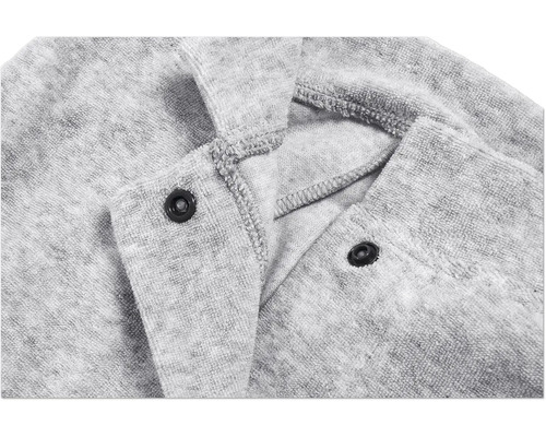 Detailansicht eines grauen Bademantels mit Druckknöpfen