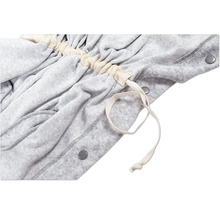 Detailaufnahme eines grauen Bademantels mit Kordelzug