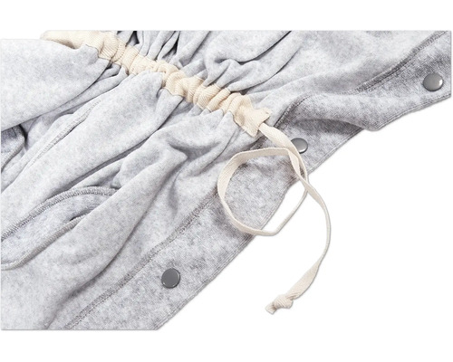 Detailaufnahme eines grauen Bademantels mit Kordelzug