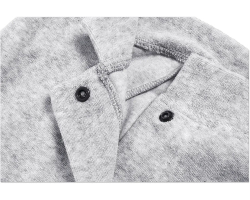 Detailansicht eines grauen Bademantels mit Druckknöpfen