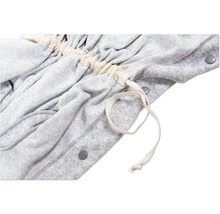 Grauer Bademantel mit Kordelzug und Knöpfen