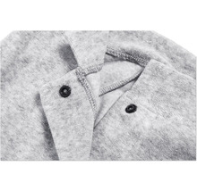 Detailansicht eines grauen Bademantels mit Druckknöpfen.