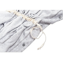 Graues Kleid mit Kordelzug und Druckknöpfen