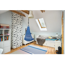 Einrichtung eines hellen Kinderzimmers mit Hängesessel, Regal und Bett
