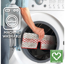 Eine Person legt einen Mopp in eine Waschmaschine. Symbol: Maschinenwaschbar. Symbol: Liebe es sauber. Waschen und wiederverwenden.