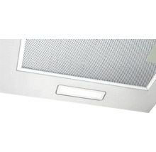 Detailansicht einer Dunstabzugshaube mit Metallfilter und Beleuchtung