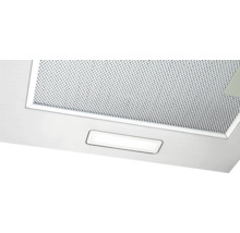 Detailansicht einer Dunstabzugshaube mit Metallfilter und Beleuchtung