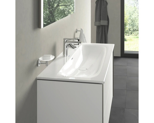 Badezimmerwaschtisch mit Armatur und Seifenschale vor Spiegel