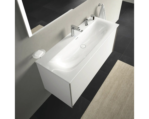 Waschtisch mit Unterschrank in einem hellen Badezimmer