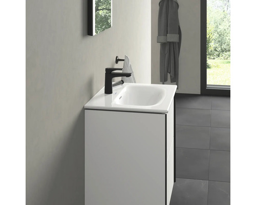 Waschtisch mit schwarzer Armatur und Handtuchhalter im Badezimmer