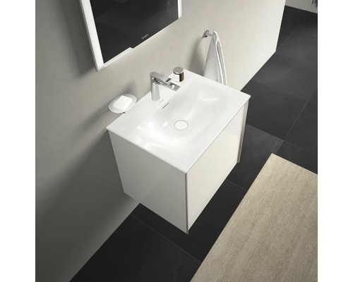 Hänge-Waschtisch mit Armatur, Seifenschale und Handtuch im Badezimmer