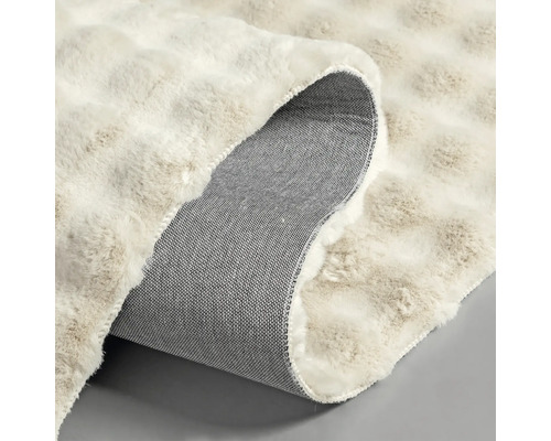 Flauschiger Teppich mit grauer Rückseite