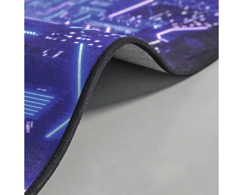 Nahaufnahme einer Gaming-Mauspad-Oberfläche mit futuristischem Stadtmotiv