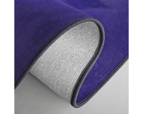 Detailansicht eines violetten Teppichs mit Textilrücken