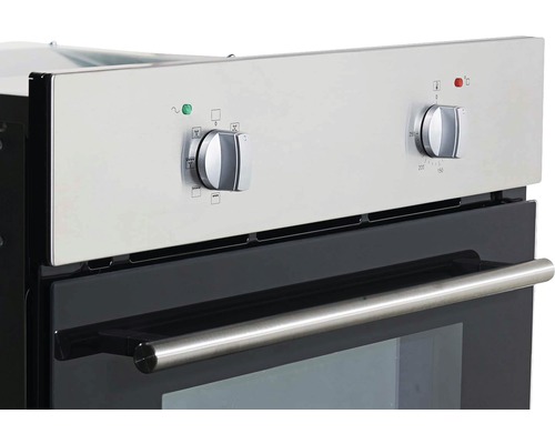 Nahaufnahme eines Backofens mit Bedienelementen und Griff