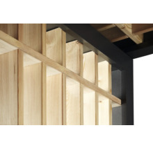 Detailansicht einer Holzkonstruktion mit Balken
